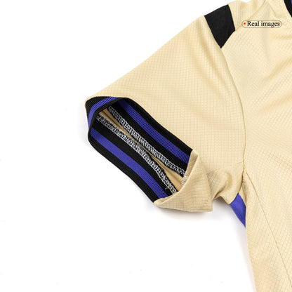 Barcelona 
 Fora 
 Conjunto（Camisa + Calção + Meias) 2025/26