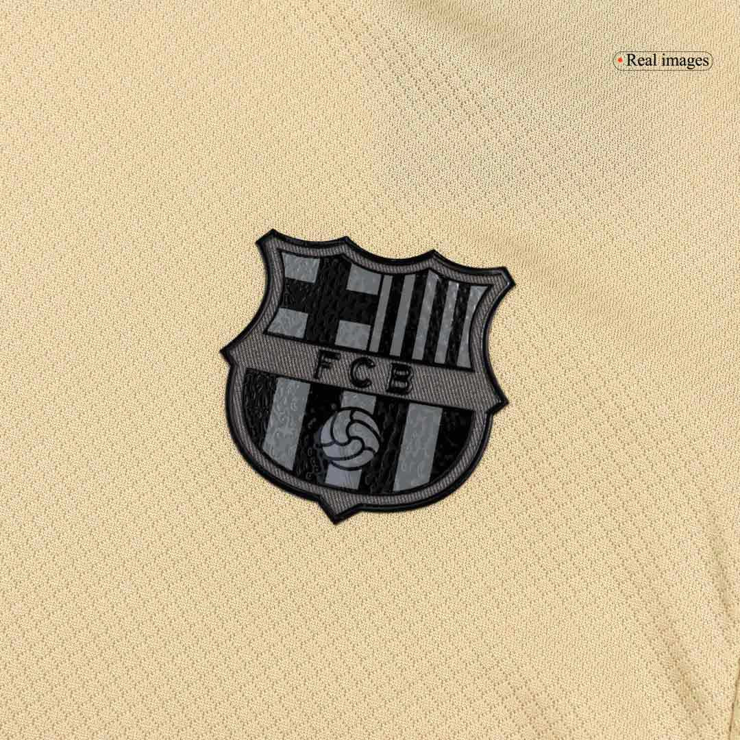 Barcelona 
 Fora 
 Conjunto（Camisa + Calção + Meias) 2025/26
